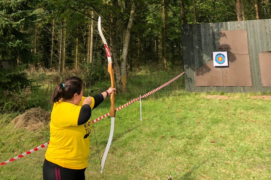 Ellen trying archery for the very first time