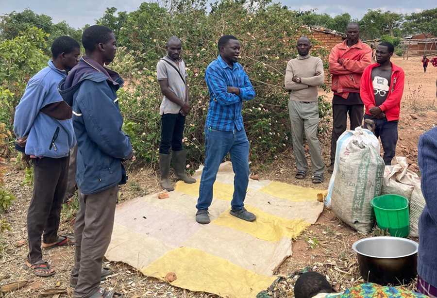 Workshop to learn how to make a fertilizer, led by a member of DAPP.
